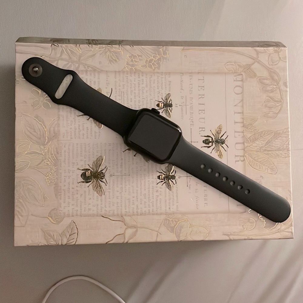 Apple Watch SE 2nd gen 40 mm in space gray with accessories